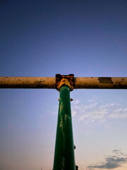 Fototapeta premium 遊具の錆びと夕方の空