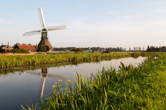Windmill - De Wingerdse Molen, built in 1625 on the edge of the village of Bleskensgraaf in the Alblasserwaard region of the Netherlands.