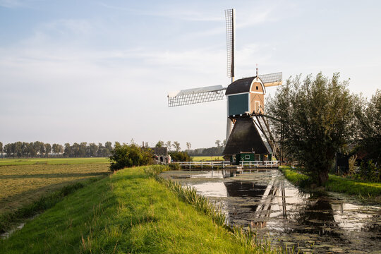 Windmill - De Wingerdse Molen, built in 1625 on the edge of the village of Bleskensgraaf in the Alblasserwaard region of the Netherlands.