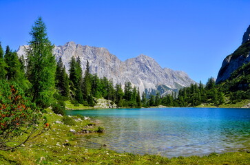 Fototapeta na wymiar Bergsee vor Bergmassiv im Sommer, Zugspitze in den Alpen, Bayern und Tirol