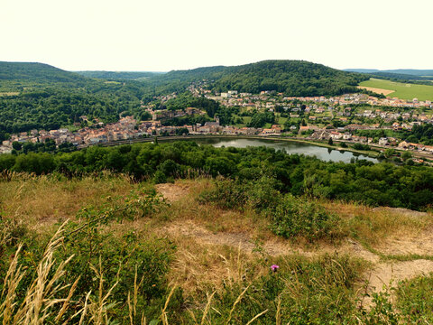 Gesamtansicht von Sierck-les-Bains an der Mosel in der H&uuml;gellandschaft Lothringens, aufgenommen an der Traumschleife Schengen grenzenlos nahe Schengen.