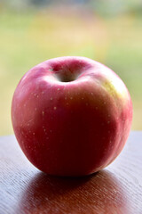 秋の味覚　真っ赤なリンゴ