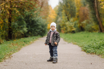 Obraz premium Mom and son walking and having fun together in the autumn park.