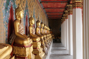 Fototapeta premium Ligne de buddha aligné dans un temple à Bangkok en Thaïlande 