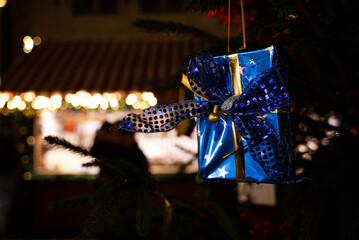 Geschenke am Weihnachtsmarkt, Chriskindelsmarkt, Päckchen, Weihnachtsbaum, Advent, Weihanchtsdeko