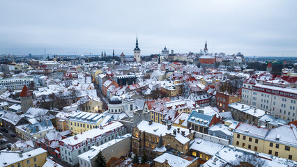Obraz premium Christmas market at the Town Hall Square in Tallinn. Drone photo. Aerial view.