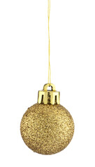 Bola de navidad de color dorado brillante colgando sobre fondo blanco