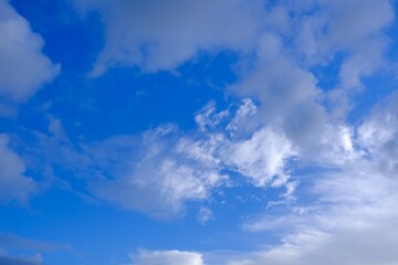 Farbiger Himmel mit interessanten Wolken als Hintergrund