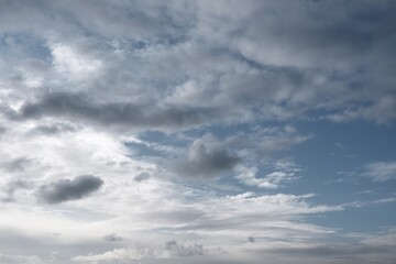 Farbiger Himmel mit interessanten Wolken als Hintergrund