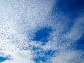 Farbiger Himmel mit interessanten Wolken als Hintergrund