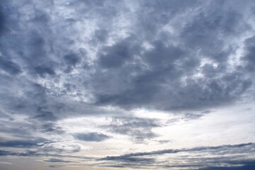 Farbiger Himmel mit interessanten Wolken als Hintergrund