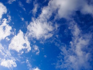 Farbiger Himmel mit interessanten Wolken als Hintergrund