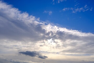 Fototapeta premium Farbiger Himmel mit interessanten Wolken als Hintergrund