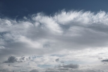 Farbiger Himmel mit interessanten Wolken als Hintergrund
