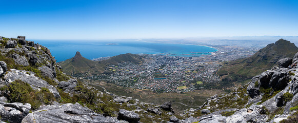 Kapstadt vom Tafelberg aus gesehen als Panorama.