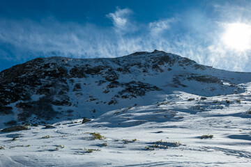Fototapeta na wymiar 立山黒部アルペンルート　冬山　雄山への登山道から浄土山を見上げる