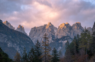 Gebirgskette in den dolomiten bei sonnenuntergang alpenglühen