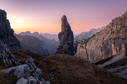 Campanile di val montanaia im Herbst in den dolomiten sonnenaufgang