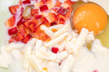 生卵・牛乳・パプリカ・シュレッドチーズ
