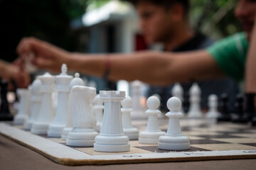 Tablero de ajedrez con piezas organizadas en medio de un torneo o competencia