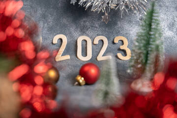 année 2023 sur fond de cuir argenté et décoration de fin d'année - obrazy, fototapety, plakaty