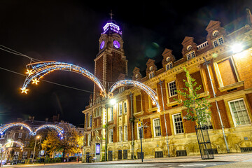 Fototapeta na wymiar View of Leicester town hall square in the night decorated for Christmas time