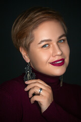 Obraz premium Vertical photo of a smiling blue eyed 35 years old woman looking at camera - psychology and feminine health concept.