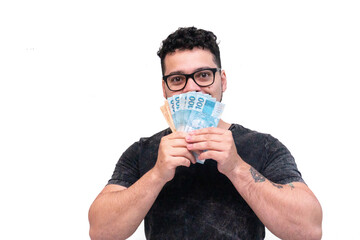 homem segurando dinheiro na frente do rosto man holding money in front of face - obrazy, fototapety, plakaty