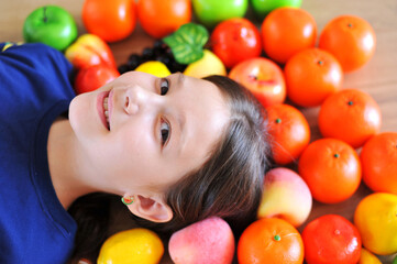 Fototapeta na wymiar alimentação saúdavel com frutas criança feliz nutrição infantil 