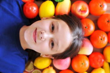 Fototapeta na wymiar alimentação saúdavel com frutas criança feliz nutrição infantil 