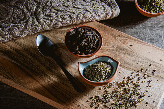 Cravo e erva doce, especiarias com t&aacute;bua e colher