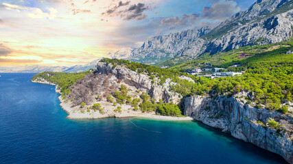 Obraz premium Attractive morning seascape of Adriatic sea. Marvelous summer view of small beach in famous resort - Tucepi, Makarska Croatia, Europe. Beautiful world of Mediterranean countries.