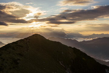 Aussicht vom Frechjoch über den Veitsberg auf den Sonnenaufgang über dem Kaisergebirge, Tirol, Österreich
