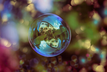 Reflection in the soap bubble in the summer light, copy space, miejsce na tekst, bańka mydlana