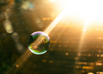 Reflection in the soap bubble in the summer light, copy space, miejsce na tekst, bańka mydlana