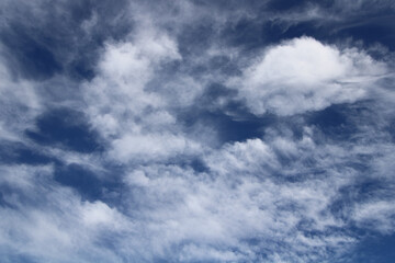 Cielo azul con nubes blancas. Cielo nuboso con nubes altas (cirros).