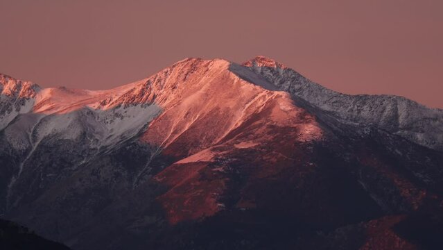 sunrise timelapse on snowy Canigou, time lapse 4K sur le Canigou catalan
