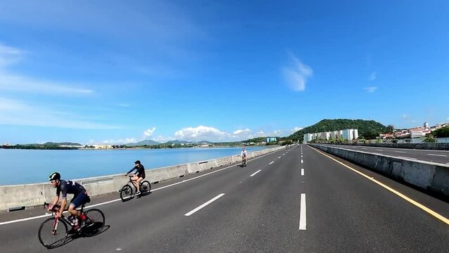 Ciclistas rodando en la Cinta Costera 3 de Panam&aacute;