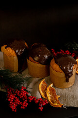 Mini panetones de chocolate em decoração de natal.