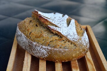 Pan de espelta con algas espirulinas, elaborado de forma artesanal, con un exquisito sabor a pan tradicional