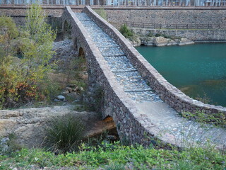 puente medieval con tres ojos y calzada empedrada situado sobre el ría noguera ribagorzana, sopeira, huesca, españa, europa