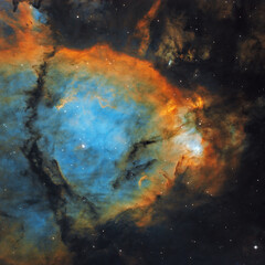 Naklejka na ściany i meble IC 1795 - Fischkopfnebel, wir sehen hier glühendes Gas und verdunkelnde Staubwolken in IC 1795, einer Sternentstehungsregion im nördlichen Sternbild Kassiopeia.