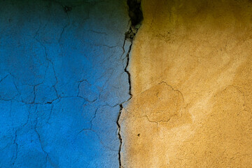 Obraz premium background of toned blue and yellow wall with crack in middle