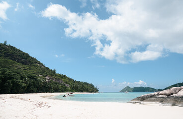 Fototapeta na wymiar Beautiful tropical beach with crystal blue waters at Seychelles