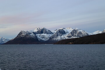 Schneebedeckte Berge an der Küste bei Alta in Norwegen