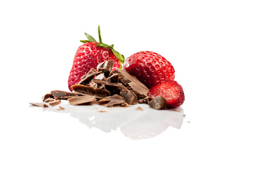 Słodka mleczna czekolada  o smaku truskawkowym, z kawałkami truskawki, na jednolitym białym tle. Kawałki czekolady z całymi czerwonymi truskawkami. Na białym tle