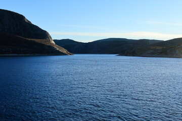 Blick in einen kleinen Fjord an der Küste von Norwegen