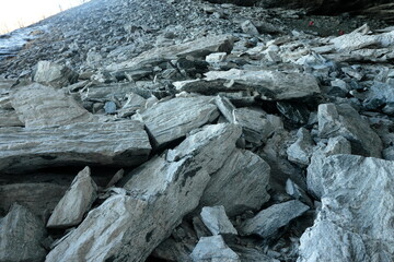 Steine und Geröll am Fuße eines Berghanges