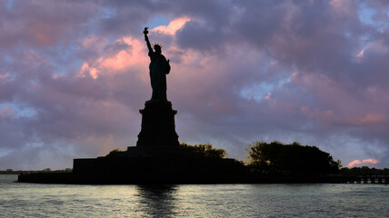 Fototapeta premium New York united states 21, may 2018 sunset at the statue of liberty