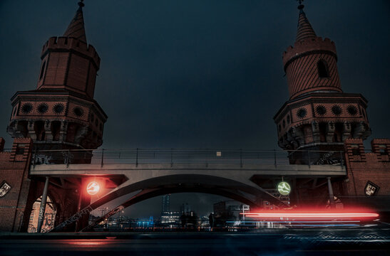 Berlin Oberbaumbr&uuml;cke Schnick Schnack Schnuck at night